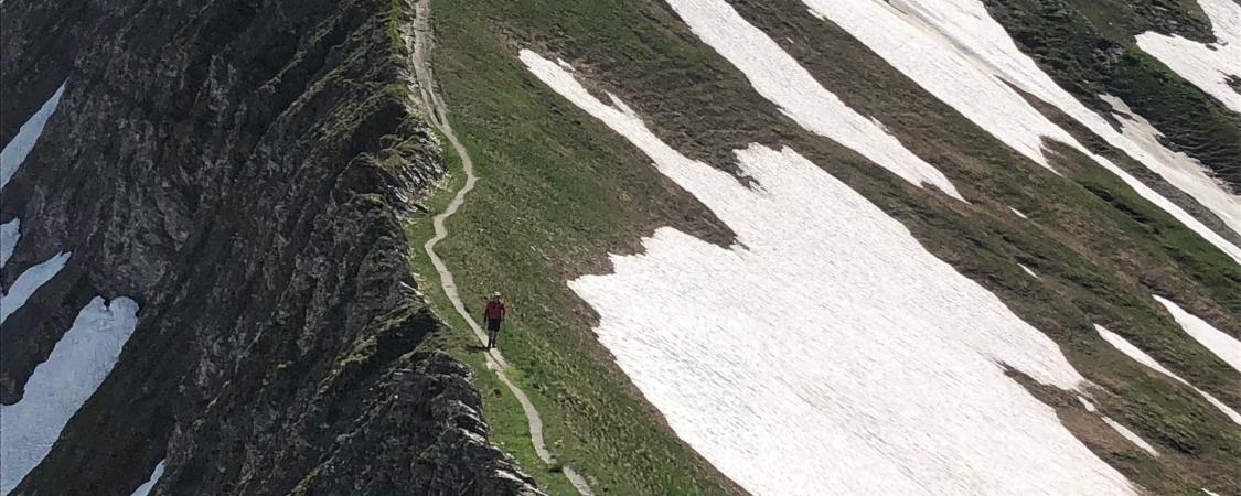 Sur le fil de l'arête, par un lumineux début d'été dans le Beaufortain